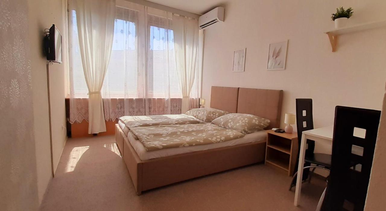 Hostel Prazacka Прага Екстер'єр фото