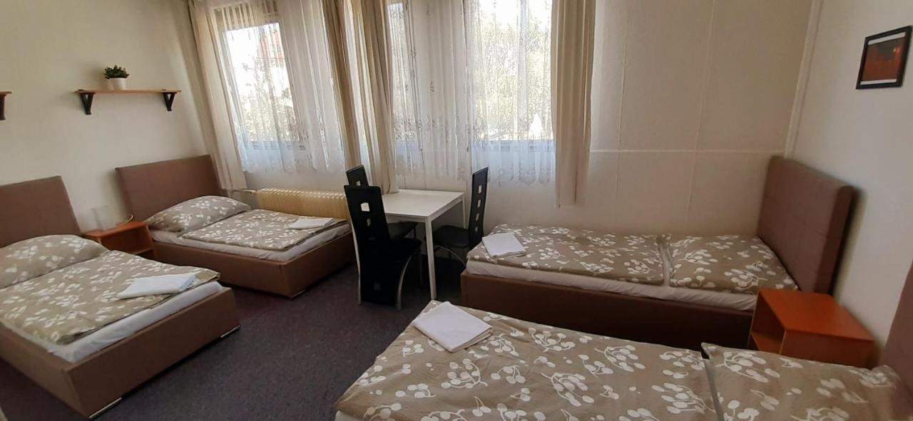 Hostel Prazacka Прага Екстер'єр фото